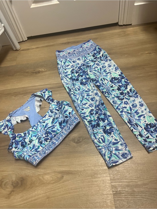 Lilly Pulitzer Pants - Lilly Pulitzer yoga set . Top small and bottoms XS